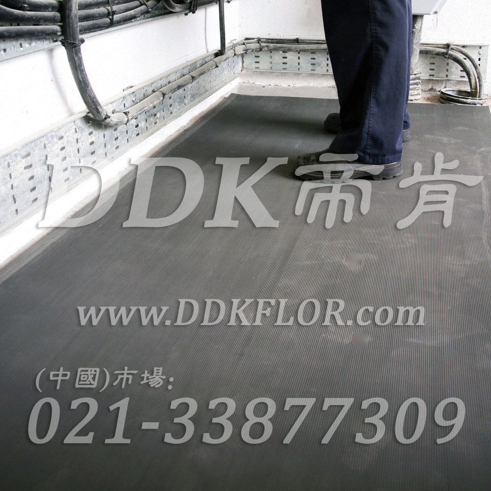 卷材黑色（5）_工廠車間用防滑耐磨地毯樣板圖片,帝肯(DDK)_S450_9979（工業(yè)車間地面防滑材料）效果圖,廠房地毯,廠房地膠,過(guò)道地毯,過(guò)道地墊,過(guò)道防滑墊,工廠車間地板革,維修車間地板,車間地墊,車間地毯,車間地膠墊,車間地面膠皮,車間塑料防滑墊,車間用地板膠,車間防滑地墊,車間防滑墊,車間防砸地板,工廠車間地膠,工業(yè)地毯,工業(yè)地膠,工業(yè)塑料地毯,工業(yè)地墊,工業(yè)地板膠,工業(yè)地板革,工業(yè)耐油地墊,工業(yè)走道地墊,工業(yè)防滑地毯,工業(yè)防滑墊,工廠地墊,工廠地毯,工廠地膠,工廠走道地墊,工業(yè)抗疲勞防滑墊,走道地墊,走道地毯,走道墊,塑料防滑地毯,橡膠地毯,耐壓耐磨地毯,走廊地毯,防滑地毯,防污地毯,防滑毯,防水地毯,防噪聲地毯,通道地毯,經(jīng)濟(jì)型抗疲勞地墊,抗疲勞腳墊,抗疲勞地毯,防疲勞地膠,防疲勞地毯,耐磨地膠,工廠用橡膠地墊,工廠防滑地墊,工廠防滑墊,pvc防滑地毯,pvc防滑地膠,PVC地毯,pvc地膠,pvc塑料地毯,pvc塑膠地毯,流水線地墊