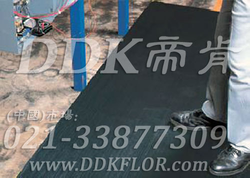 卷材黑色（7）_工廠車間用防滑耐磨地毯樣板圖片,帝肯(DDK)_S450_9979（工業(yè)車間地面防滑材料）效果圖,廠房地毯,廠房地膠,過道地毯,過道地墊,過道防滑墊,工廠車間地板革,維修車間地板,車間地墊,車間地毯,車間地膠墊,車間地面膠皮,車間塑料防滑墊,車間用地板膠,車間防滑地墊,車間防滑墊,車間防砸地板,工廠車間地膠,工業(yè)地毯,工業(yè)地膠,工業(yè)塑料地毯,工業(yè)地墊,工業(yè)地板膠,工業(yè)地板革,工業(yè)耐油地墊,工業(yè)走道地墊,工業(yè)防滑地毯,工業(yè)防滑墊,工廠地墊,工廠地毯,工廠地膠,工廠走道地墊,工業(yè)抗疲勞防滑墊,走道地墊,走道地毯,走道墊,塑料防滑地毯,橡膠地毯,耐壓耐磨地毯,走廊地毯,防滑地毯,防污地毯,防滑毯,防水地毯,防噪聲地毯,通道地毯,經濟型抗疲勞地墊,抗疲勞腳墊,抗疲勞地毯,防疲勞地膠,防疲勞地毯,耐磨地膠,工廠用橡膠地墊,工廠防滑地墊,工廠防滑墊,pvc防滑地毯,pvc防滑地膠,PVC地毯,pvc地膠,pvc塑料地毯,pvc塑膠地毯,流水線地墊