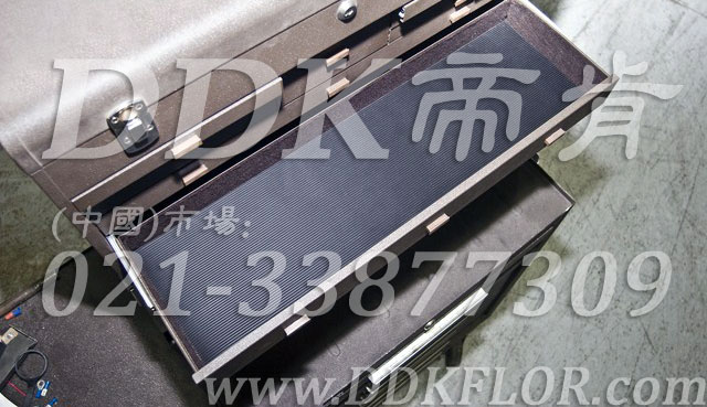 卷材黑色（9）_工廠車間用防滑耐磨地毯樣板圖片,帝肯(DDK)_S450_9979（工業(yè)車間地面防滑材料）效果圖,廠房地毯,廠房地膠,過道地毯,過道地墊,過道防滑墊,工廠車間地板革,維修車間地板,車間地墊,車間地毯,車間地膠墊,車間地面膠皮,車間塑料防滑墊,車間用地板膠,車間防滑地墊,車間防滑墊,車間防砸地板,工廠車間地膠,工業(yè)地毯,工業(yè)地膠,工業(yè)塑料地毯,工業(yè)地墊,工業(yè)地板膠,工業(yè)地板革,工業(yè)耐油地墊,工業(yè)走道地墊,工業(yè)防滑地毯,工業(yè)防滑墊,工廠地墊,工廠地毯,工廠地膠,工廠走道地墊,工業(yè)抗疲勞防滑墊,走道地墊,走道地毯,走道墊,塑料防滑地毯,橡膠地毯,耐壓耐磨地毯,走廊地毯,防滑地毯,防污地毯,防滑毯,防水地毯,防噪聲地毯,通道地毯,經濟型抗疲勞地墊,抗疲勞腳墊,抗疲勞地毯,防疲勞地膠,防疲勞地毯,耐磨地膠,工廠用橡膠地墊,工廠防滑地墊,工廠防滑墊,pvc防滑地毯,pvc防滑地膠,PVC地毯,pvc地膠,pvc塑料地毯,pvc塑膠地毯,流水線地墊