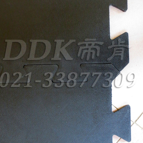 互扣連鎖安裝_黑色_重型工廠地板磚材料樣板圖片,帝肯(DDK)_4100（Honda|宏達）效果圖，互扣式地墊,PVC拼接地墊,可拼接展會塑膠地板,塑料拼裝地板,室外拼接地墊,塑料拼接地板,拼接地板,拼接式地墊,拼接式防滑墊,拼裝地墊,拼裝地板,拼裝地膠,防滑拼墊,組合式地墊,模塊地墊,模塊地板